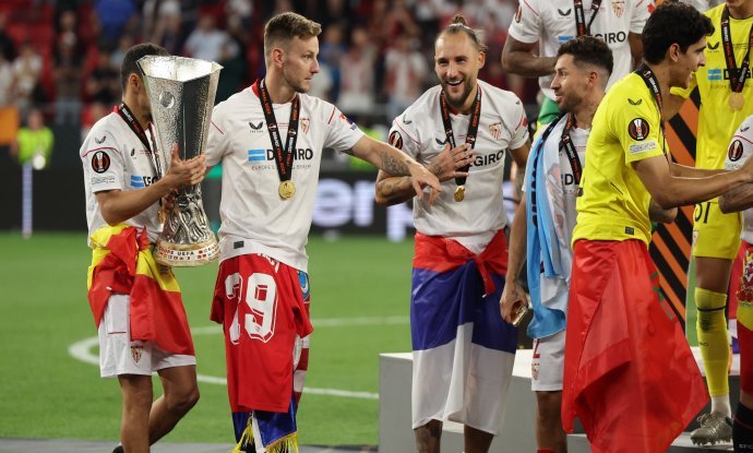 Ivan Rakitić i Nemanja Gudelj (u sredini)