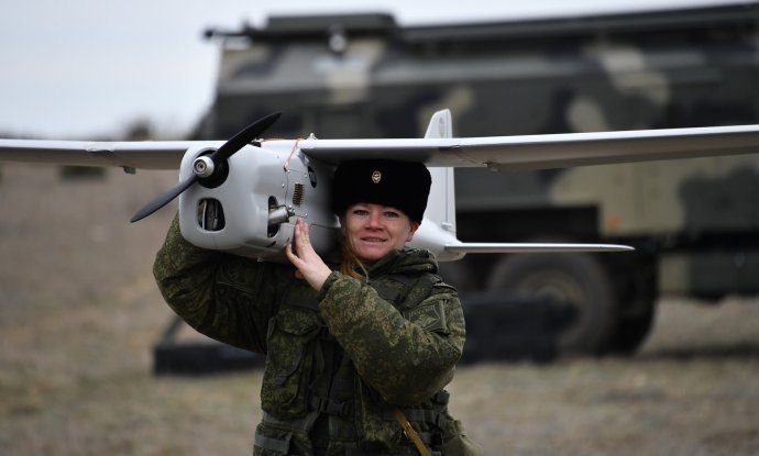 Ruska vojnikinja nosi dron