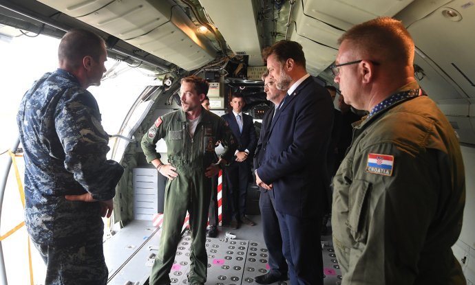 Ministar Banožić obišao francuski zrakoplov C-135 Stratotanker