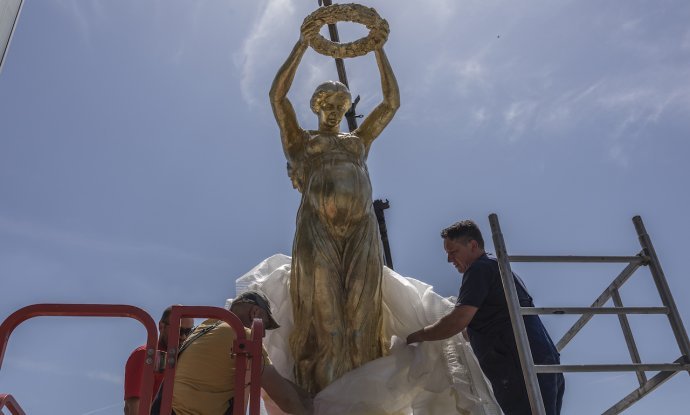Sanja Iveković, Rosa Luxemburg, Pregnant Memory, Trudna memorija, 2023. _postavljanje rada ispred MSU