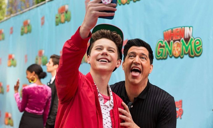 Case Walker kao mlada megazvijezda Chase Dubek i Ken Marino kao Streeter, njegov manager u seriji 'Drugo dvoje'