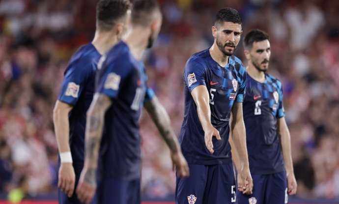 Martin Erlić (dres br. 5) u društvu suigrača iz reprezentacije, Brozovića, Perišića i Šutala