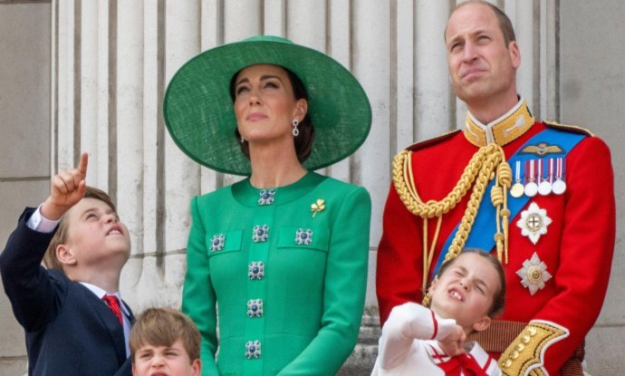 Princ William i Kate Middleton s djecom na balkonu Buckinghamske palače