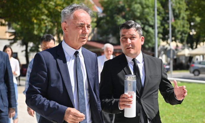 Predsjednik SNV-a Milorad Pupovac i gradonačelnik Otočca Goran Bukovac položili cvijeće kod spomenika hrvatskim braniteljima u Otočcu