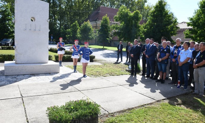 Ispred policijske postaje Glina svečano otkriven 'Spomenik Domovini'