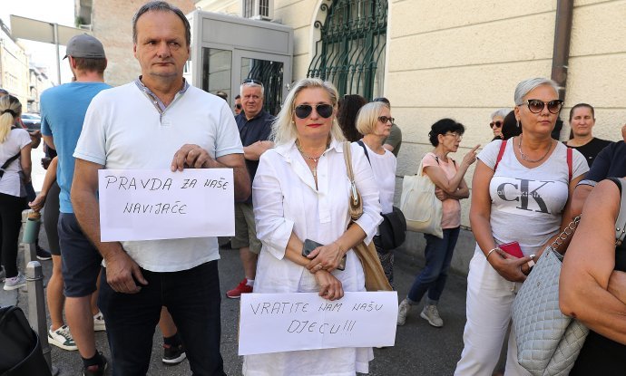 Roditelji navijača uhićenih u Ateni okupili se pred MVP-om