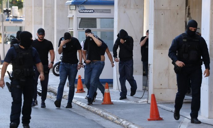 Grčka policija privodi hrvatske huligane
