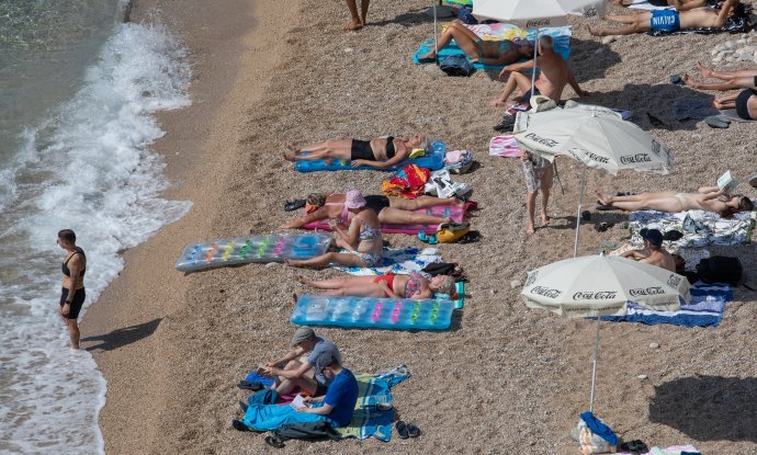 Popularna dubrovačka plaža Banje i dalje je puna kupača