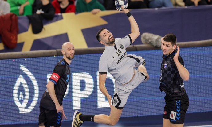 Ferran Sole Sala između dva igrača Zagreba (detalja s posljednje utakmice Zagreba i PSG-a)