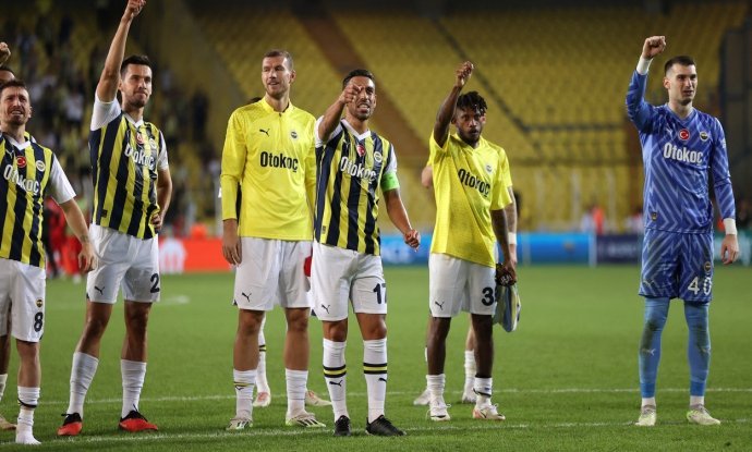Dominik Livaković (prvi zdesna) slavi s igračima Fenerbahčea