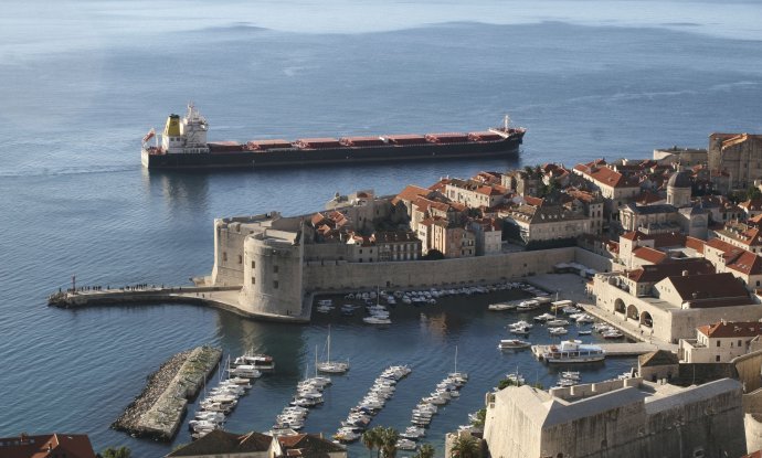 Brod Zagreb Atlantske plovidbe ispred Dubrovnika