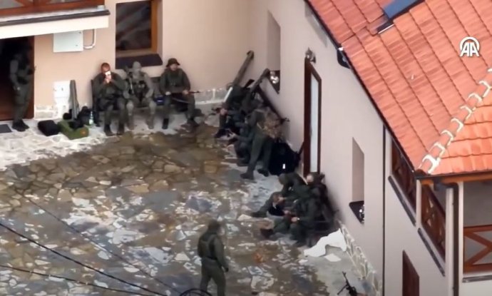 Snimka naoružanih Srba