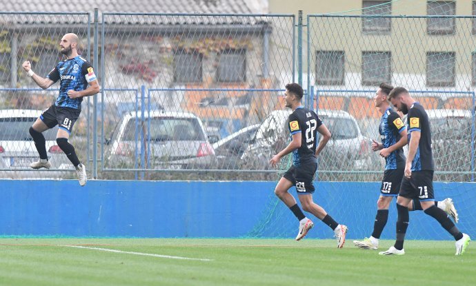 Postonjski (u skoku) je zabio za vodstvo Varaždina 1:0