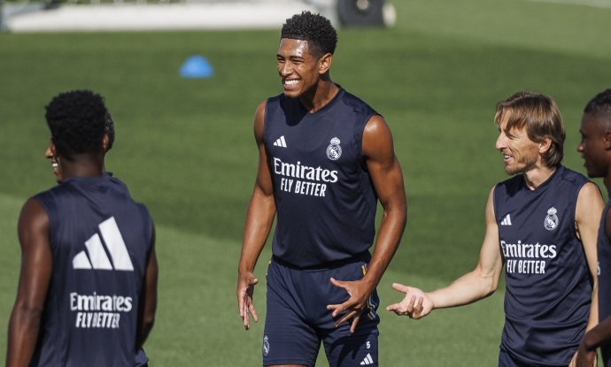 Jude Bellingham (u sredini) i Luka Modrić