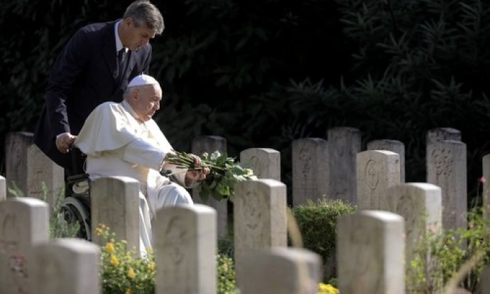 Papa Franjo na Rimskom ratnom groblju
