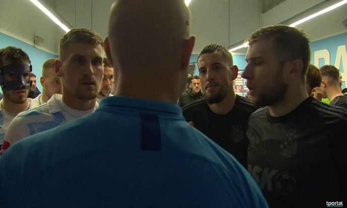 Sudac utakmice 15. kola SuperSport HNL-a Rijeka - Dinamo u tunelu Rujevice je 'postrojio' igrače prije početka drugog poluvremena, 12.11.2023.