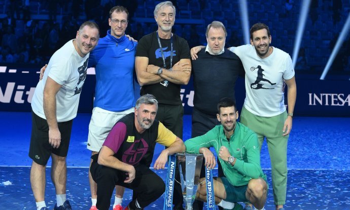 Goran Ivanišević i Novak Đoković (čuče uz trofej)