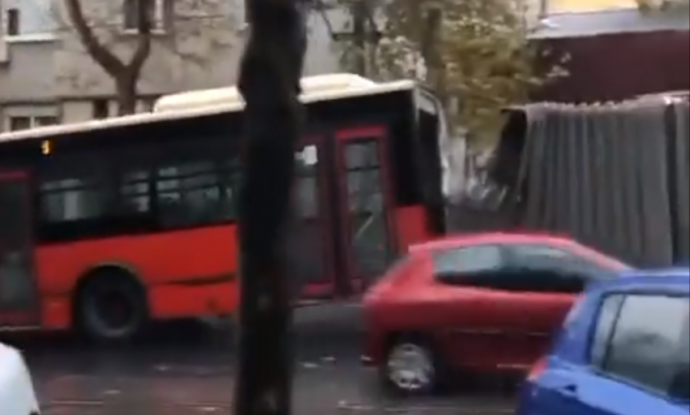 Gradski autobus u Beogradu prepolovio se u vožnji