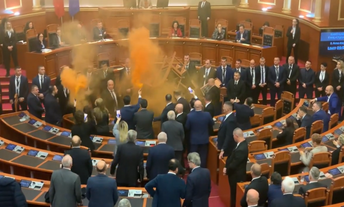 Kaos u albanskom parlamentu