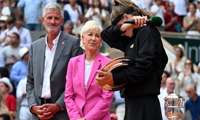 Chris Evert (u sredini) i poražena finalistica Roland Garrosa, Čehinja Karolina Muchova