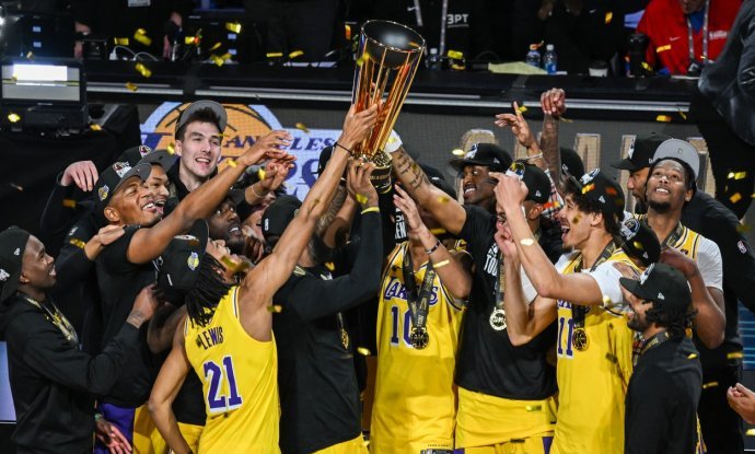 NBA Cup: Košarkaši LA Lakersa s osvojenim trofejom