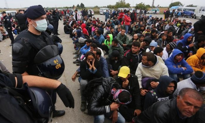 Izbjeglice čekaju na ulaz u prihvatni centar, došlo do naguravanja s policijom (3)