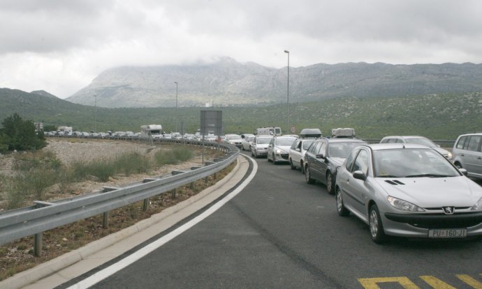Nakon izlaza s autoceste stvorile su se velike gužve jer Vrgorac nije u stanju progutati toliku količinu automobila