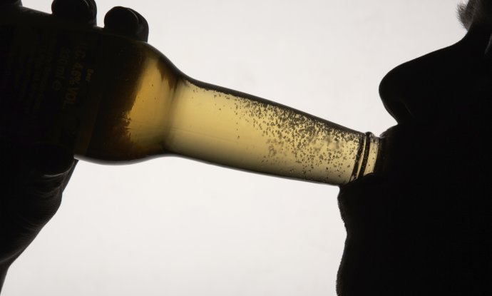 ispijanje boca alkohol
