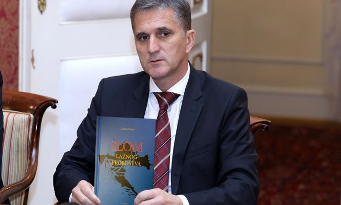 Goran Marić s knjigom 'Slom lažnog proroštva'