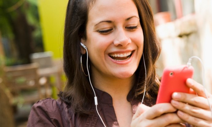 žena djevojka slušalice slušanje glazbe pametni telefon smartphone