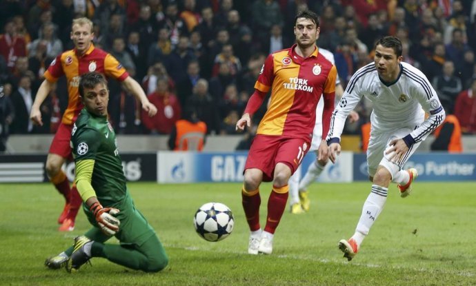 Galatasaray - Real Madrid (13). Cristiano Ronaldo (D) Fernando Muslera