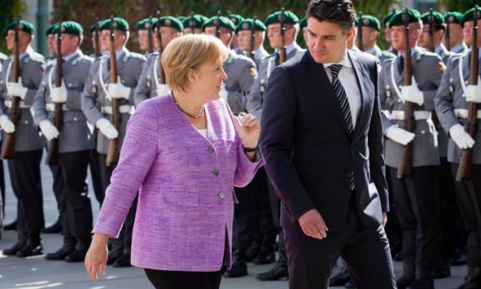 Angela Merkel i Zoran Milanović pred počasnom stražom