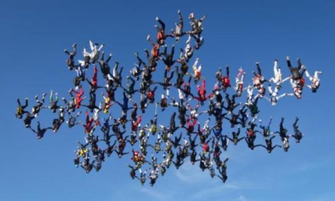 Novi svjetski rekord u grupnom skakanju s padobranom
