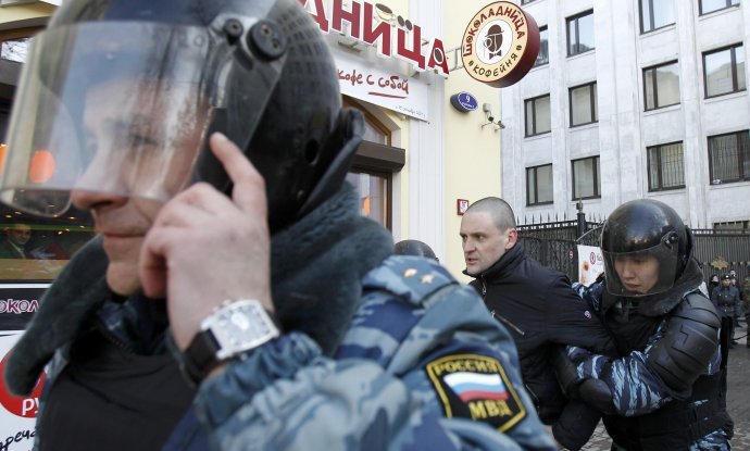 Policija odvodi lidera ekstremne ljevice Sergeja Udaltsova