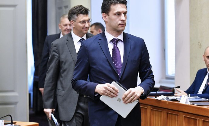 Božo Petrov s tabletom