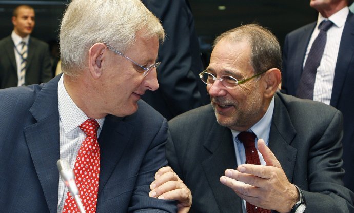 Sweden's Foreign Minister Carl Bildt (L) talks with EU foreign policy chief Javier Solana at the start of an EU foreign ministers meeting in Brussels September 15, 2009. REUTERS/Thierry Roge (BELGIUM POLITICS)