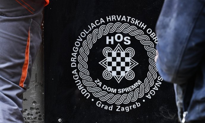 Pozdrav 'za dom spremni' na spomeniku poginulim HOS-ovcima