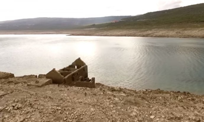Zbog izgradnje Bilećkog jezera potopljena su okolna sela