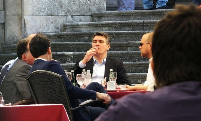 Milanović puši cigaretu