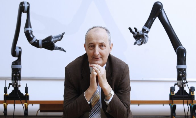 Profesor Ivan Petrović, stručnjak za inteligentne robote, koji je dosad od EU dobio više od tri milijuna eura za projekt centra izvrsnosti, u labosu pokraj robotskih ruku koje su razvili studenti FER-a