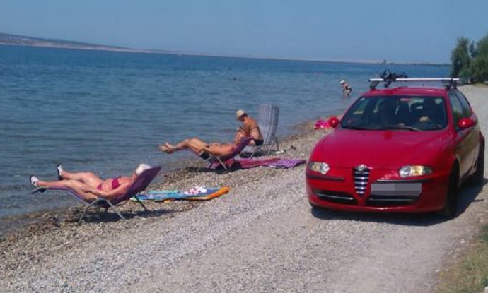 Auti prolaze nedaleko kupača