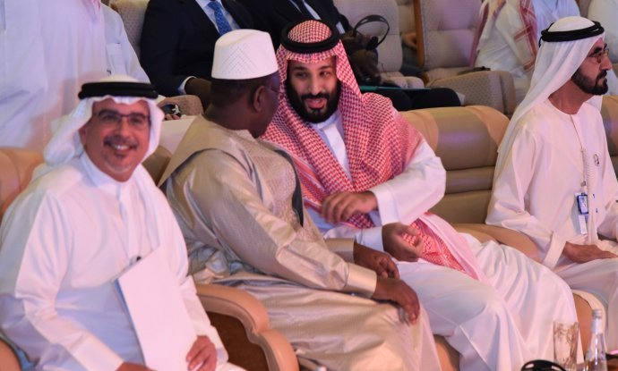 Saudijski princ Muhamed bin Salman (treći slijeva) ćaska s predsjednikom Senegala Mackyjem Sallom (drugi slijeva) na investicijskoj konferenciji u Rijadu 24. listopada 2018.