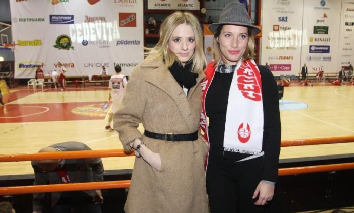 Jelena Popović Volarić i Csilla Barath Bastaić na košarci