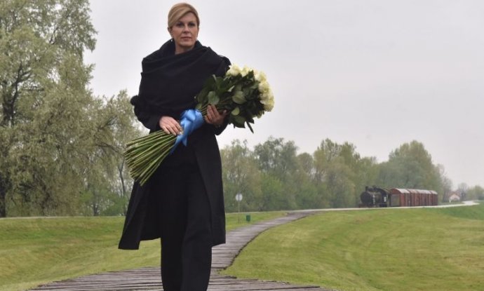 Predsjednica Kolinda Grabar Kitarović dan uoči službene komemoracije posjetila Spomen područje Jasenovac i ispod spomenika položila buket bijelih ruža. Jasenovac 13. travnja 2019.