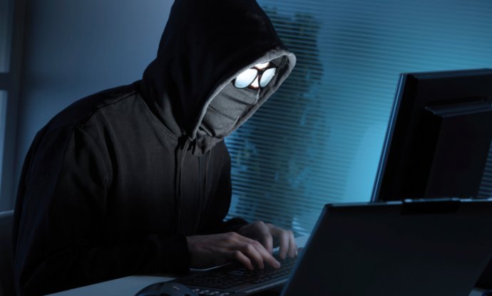 haker zamaskirani muškarac mladić računalo kompjuter