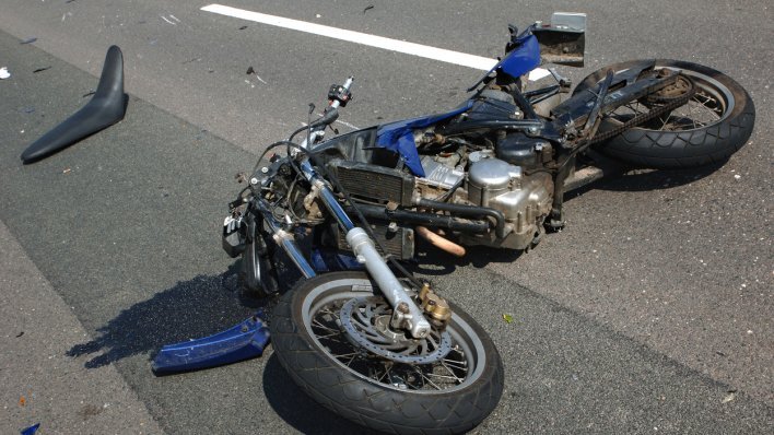 Ceste odnijele još jedan život: U sudaru auta i motora poginuo muškarac