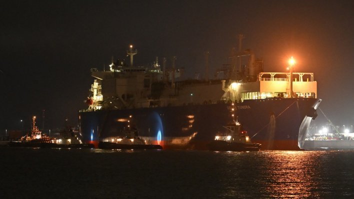 Egipat će s tri tegljača vuči pokvareni tanker u Sueskom kanalu