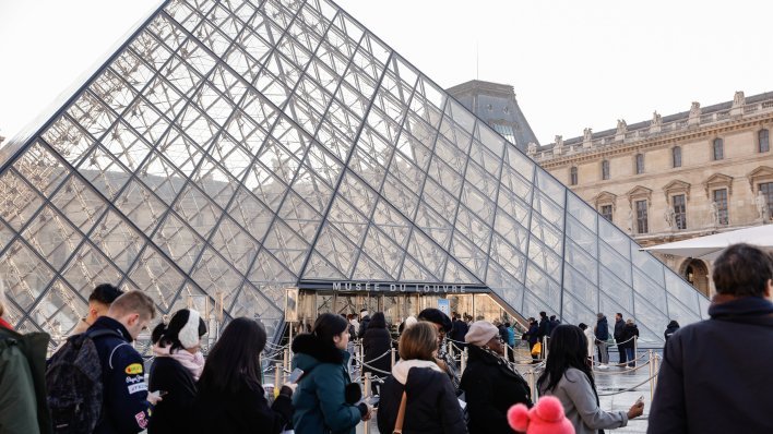 Opljačkan Louvre; lopovi ukrali nakit iz carske kolekcije: 'Bilo je gotovo za 7 minuta'