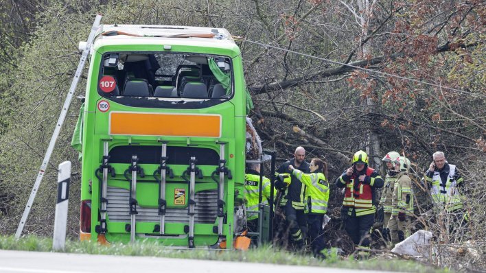 Najmanje pet poginulih u prevrtanju autobusa, uzrok nesreće još nepoznat