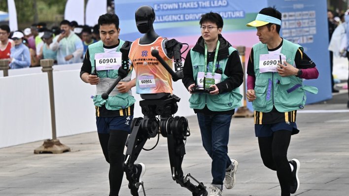 U Kini po prvi put polumaraton trčali ljudi i roboti